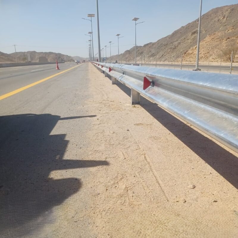 عواكس حواجز الطرق المعدنية عالية الانعكاس للطرق السريعة في السعودية