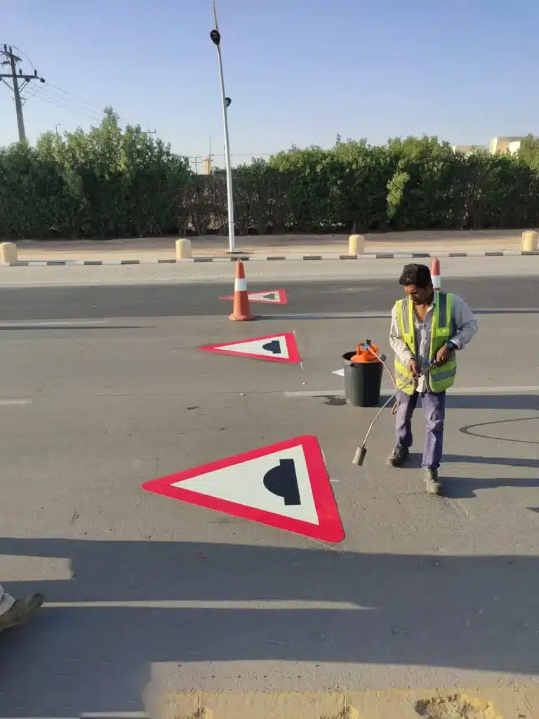 علامات الطرق مسبقة الصنع علامات الطرق اللاصقة _ علامات الطرق مسبقة الصنع