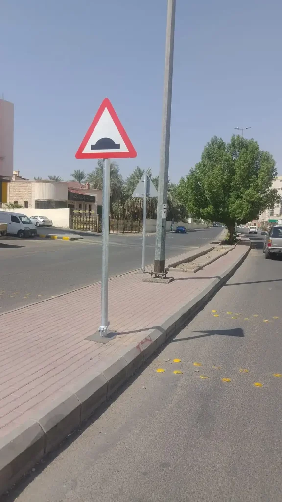 اللوحات المرورية -لوحات تحذيرية