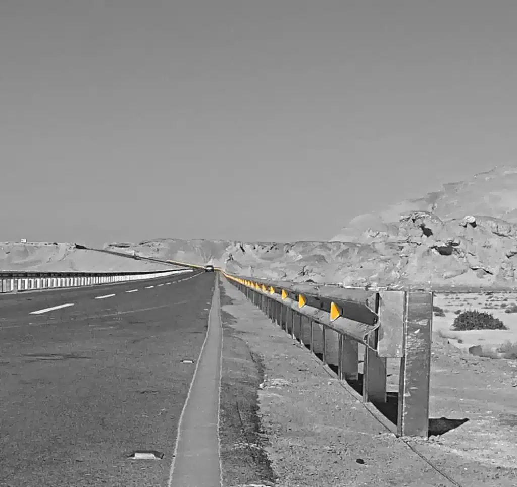 عواكس الحواجز المعدنية