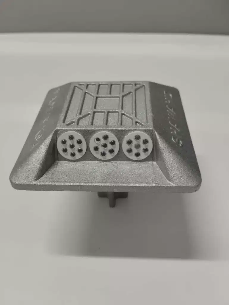 عيون القطط الالمونيوم