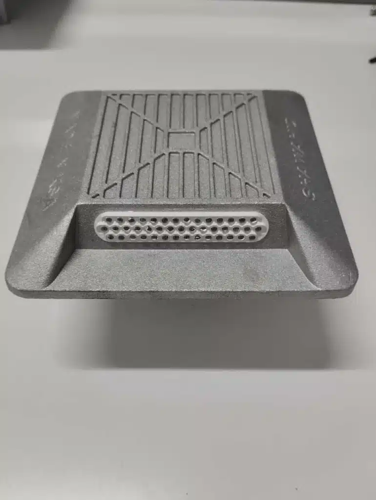 عيون القطط الالمونيوم