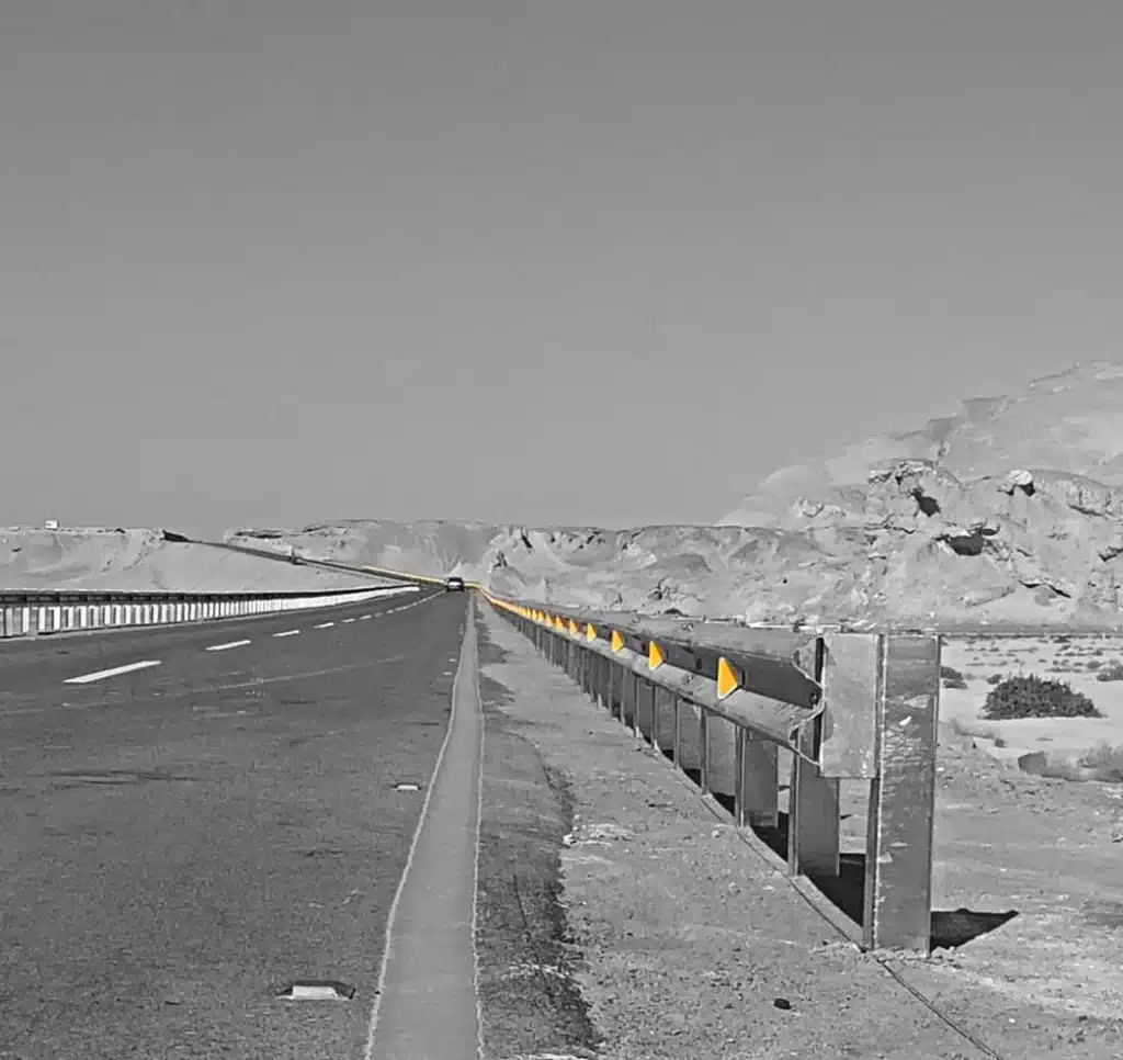 عواكس الحواجز المعدنية